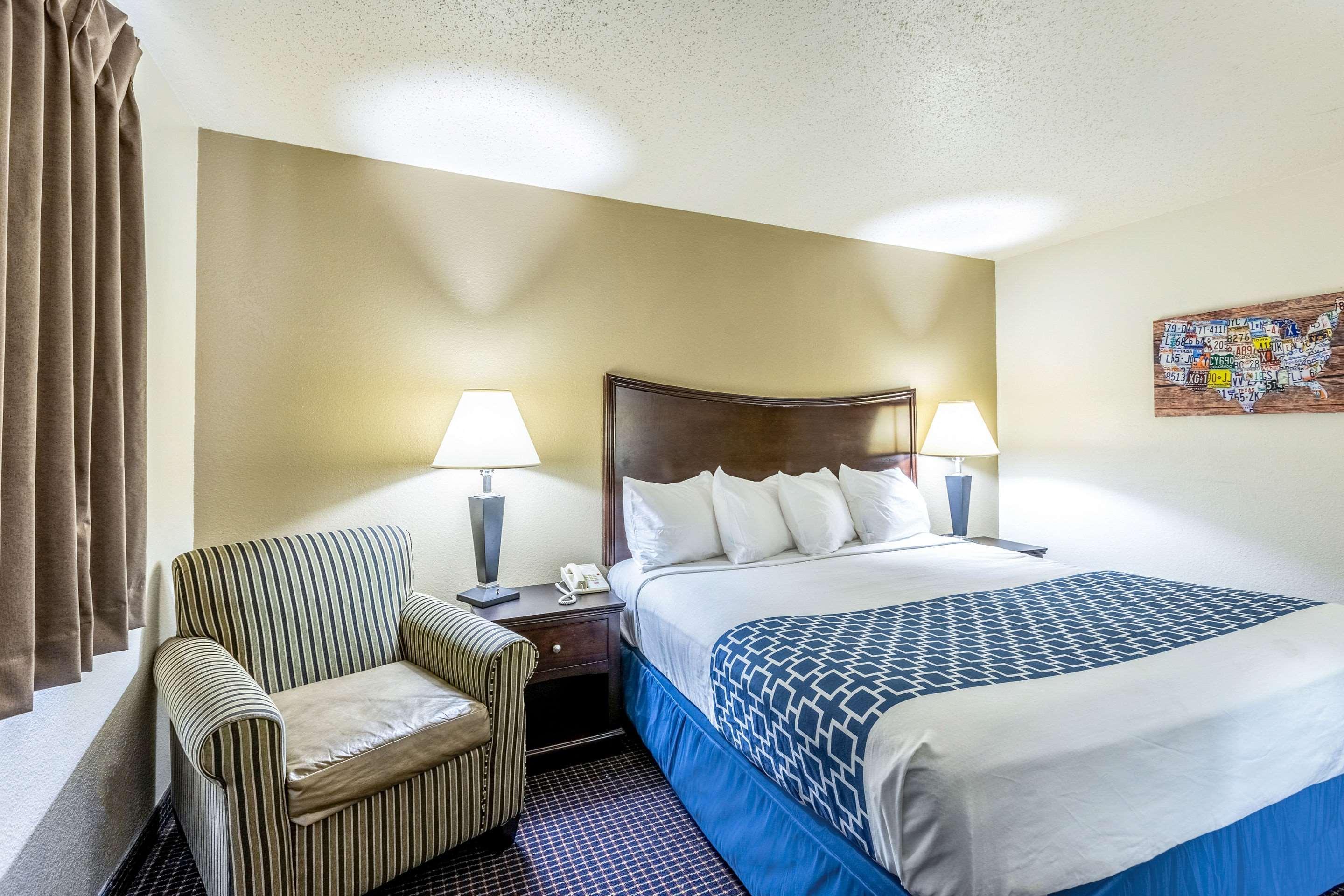 Econo Lodge Inn & Suites Auburn Экстерьер фото