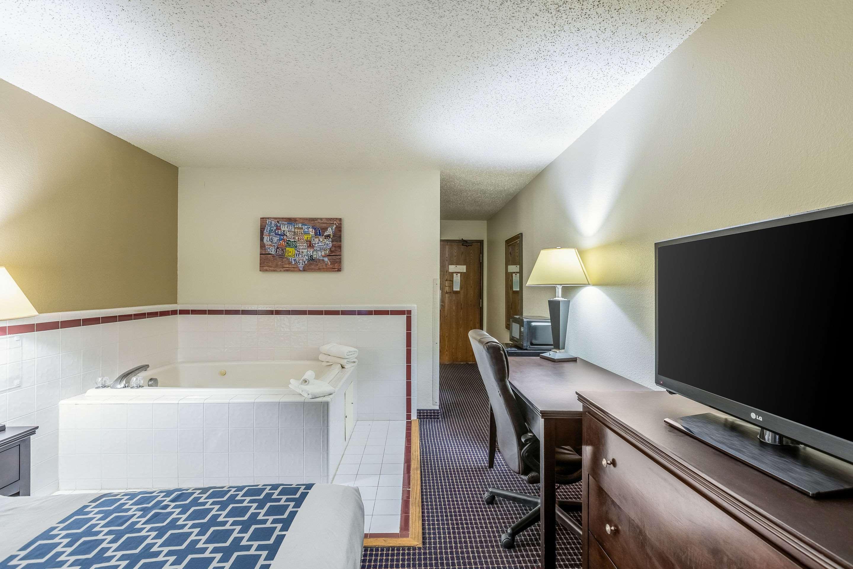 Econo Lodge Inn & Suites Auburn Экстерьер фото