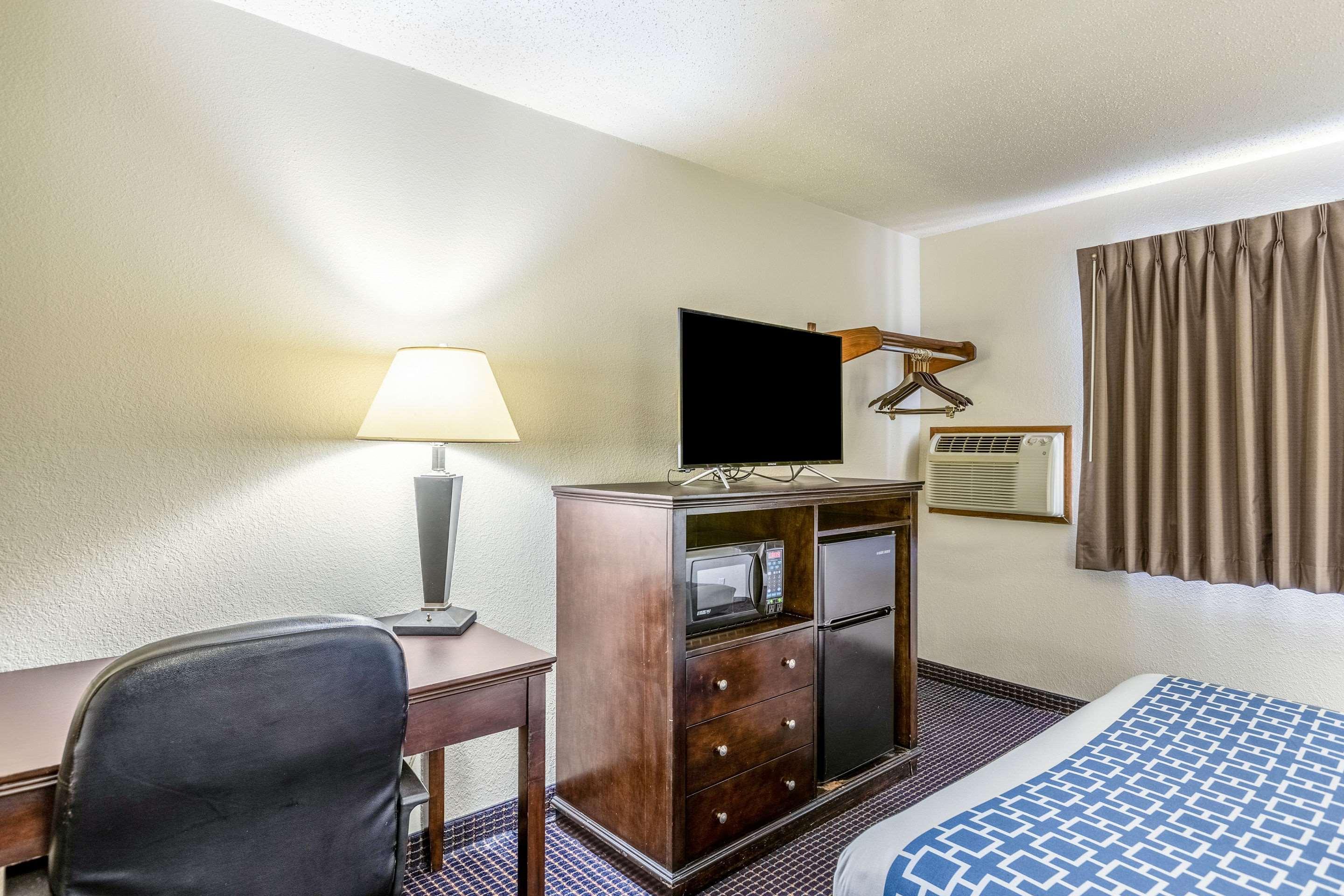 Econo Lodge Inn & Suites Auburn Экстерьер фото