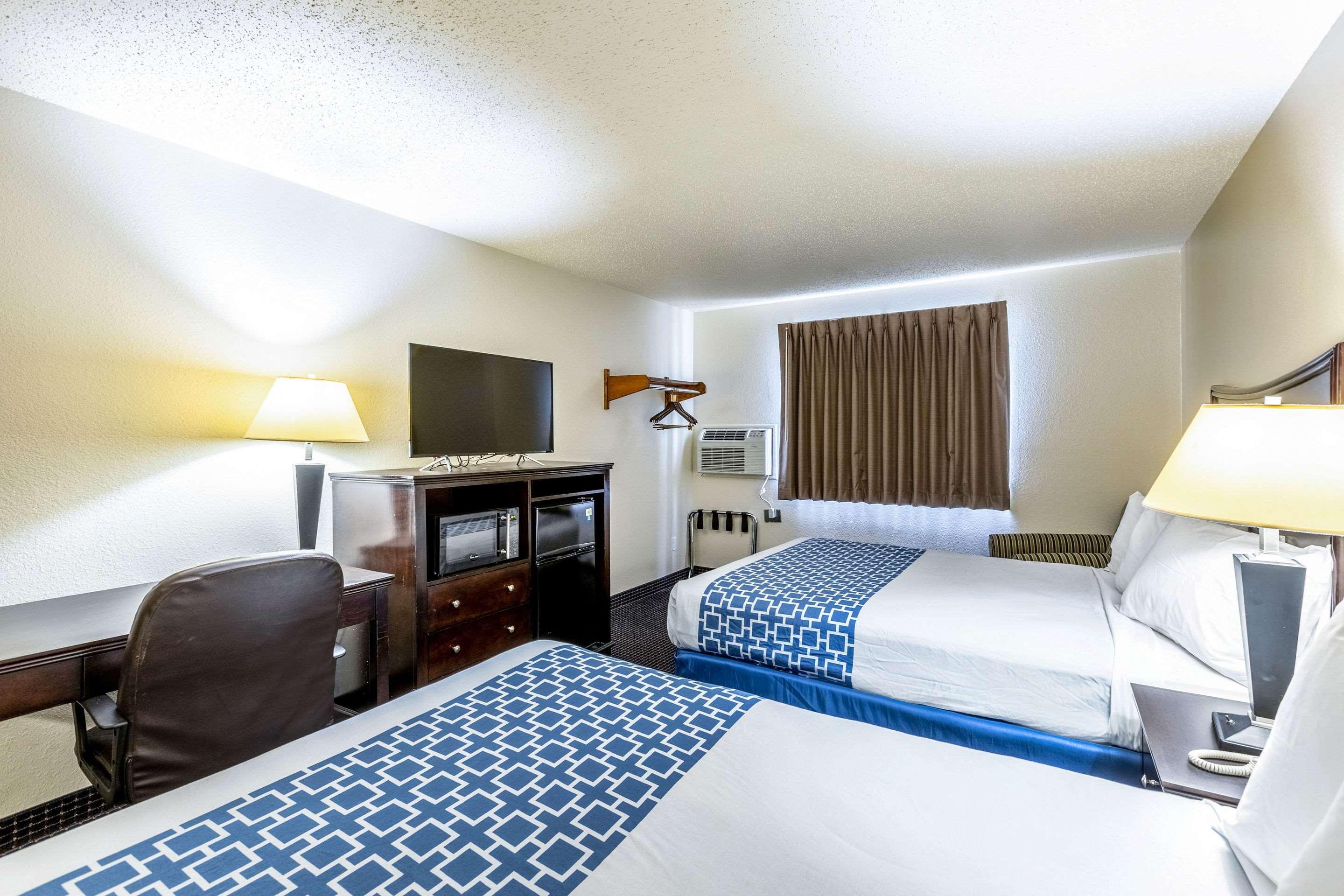 Econo Lodge Inn & Suites Auburn Экстерьер фото