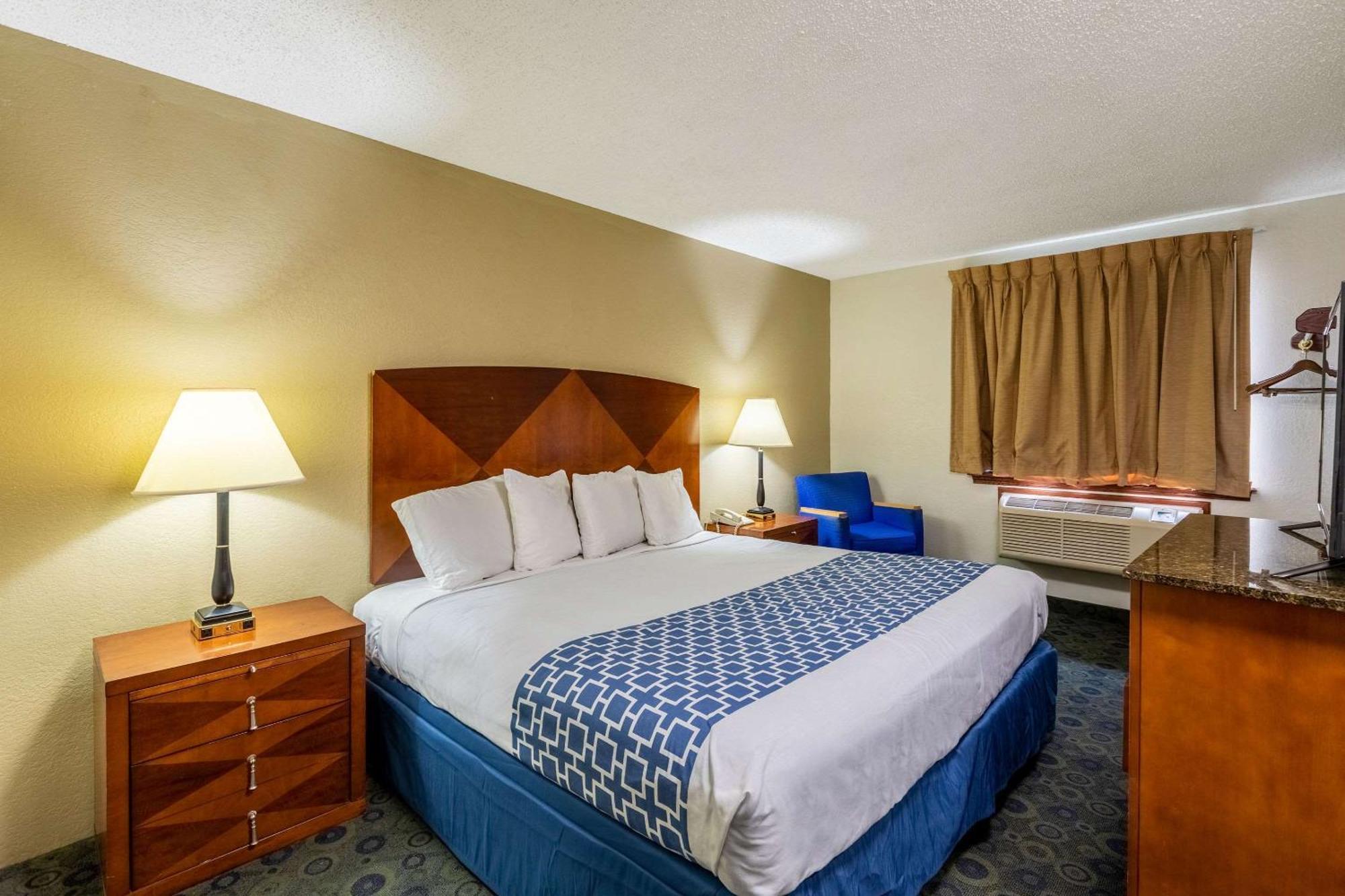 Econo Lodge Inn & Suites Auburn Экстерьер фото