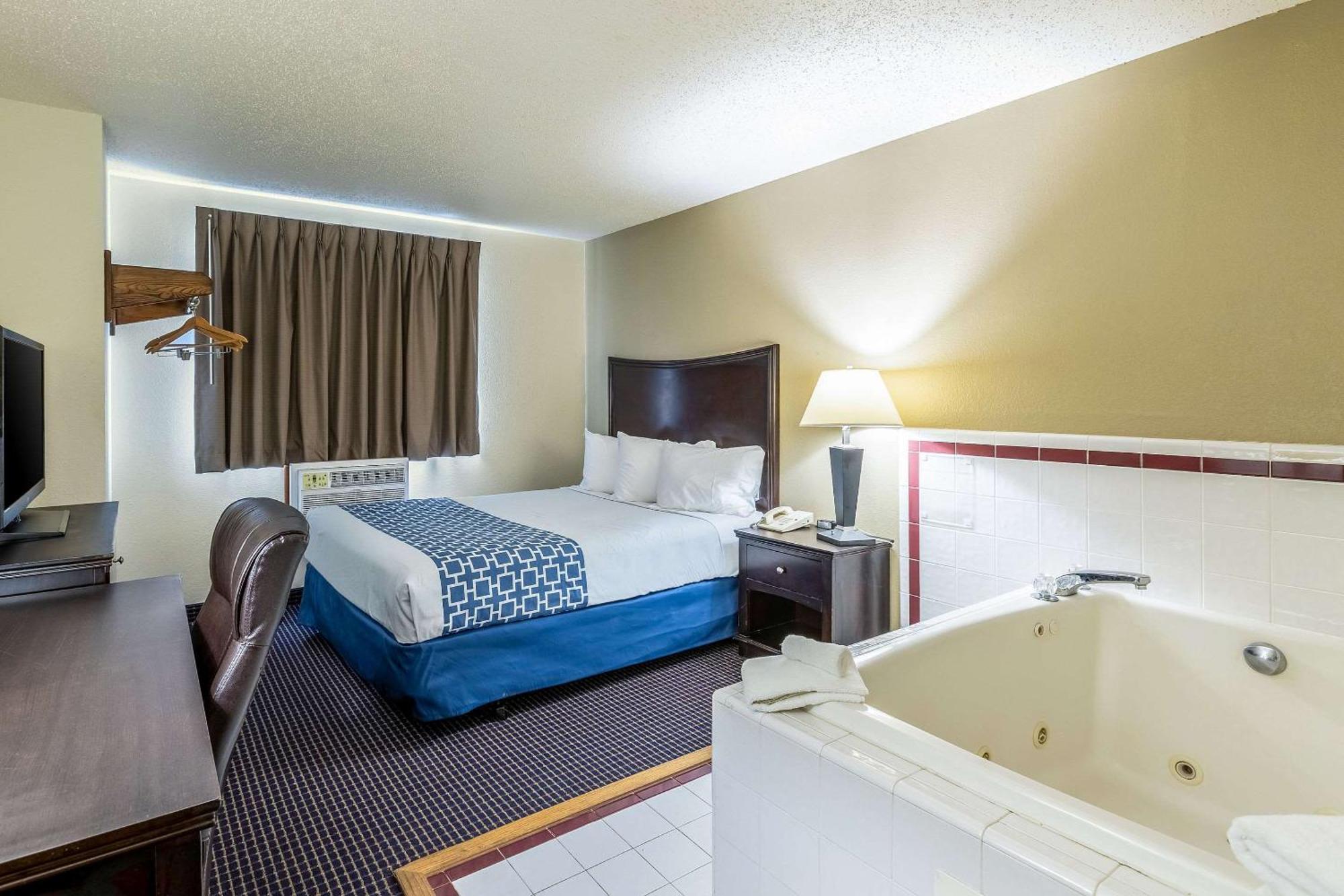 Econo Lodge Inn & Suites Auburn Экстерьер фото