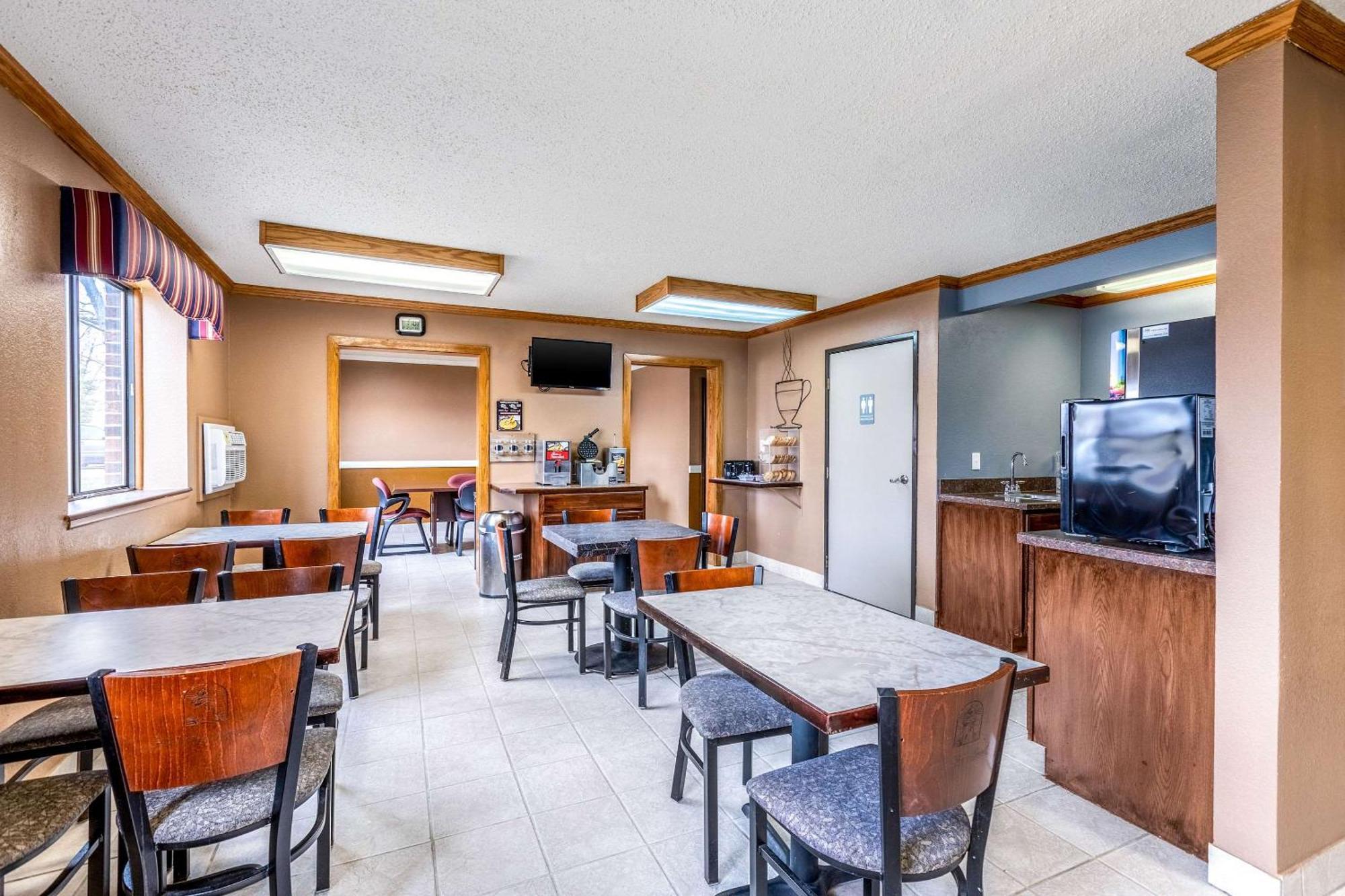 Econo Lodge Inn & Suites Auburn Экстерьер фото