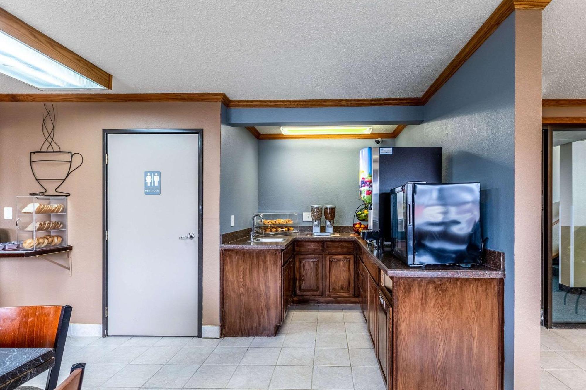 Econo Lodge Inn & Suites Auburn Экстерьер фото