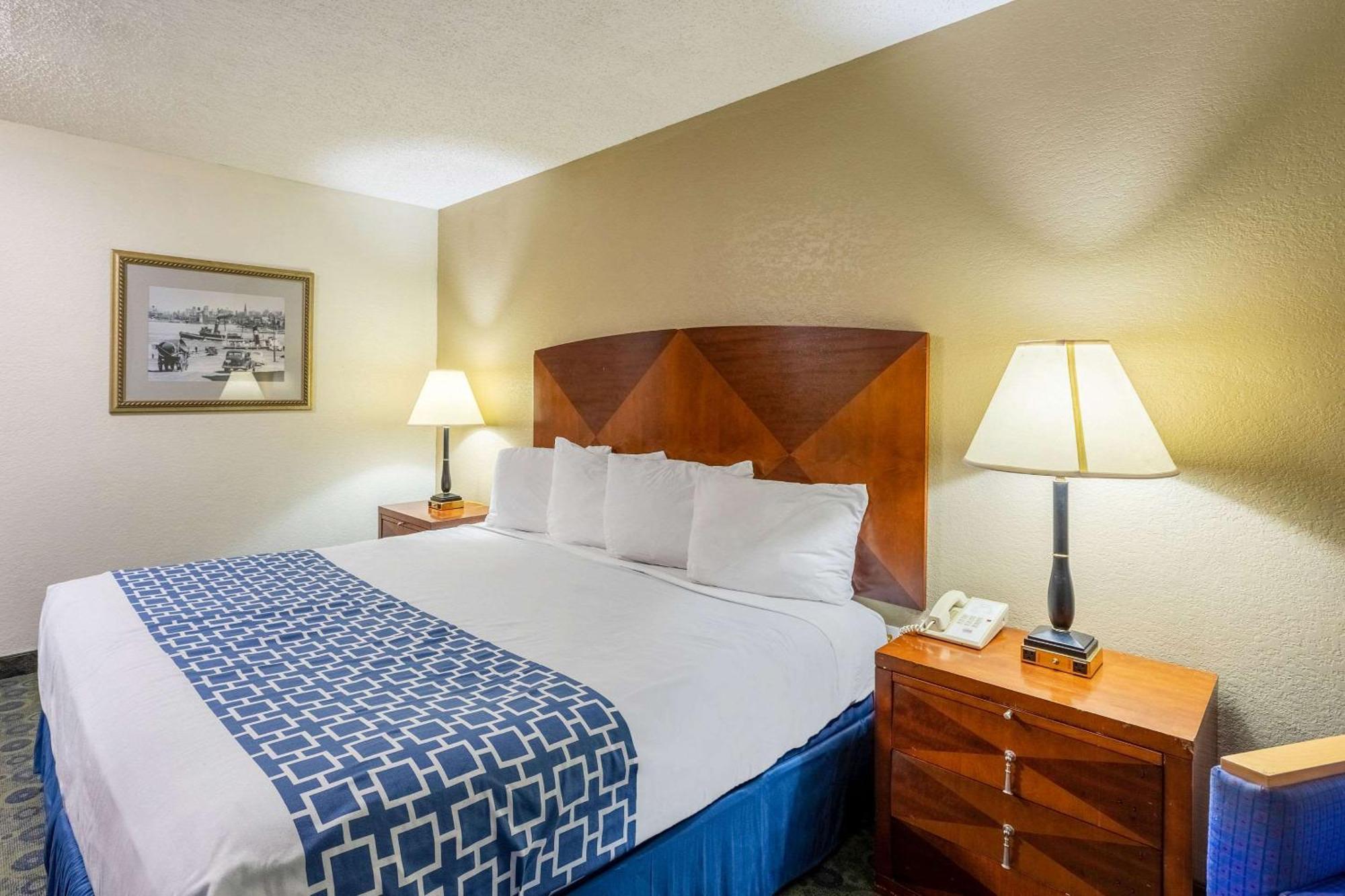 Econo Lodge Inn & Suites Auburn Экстерьер фото
