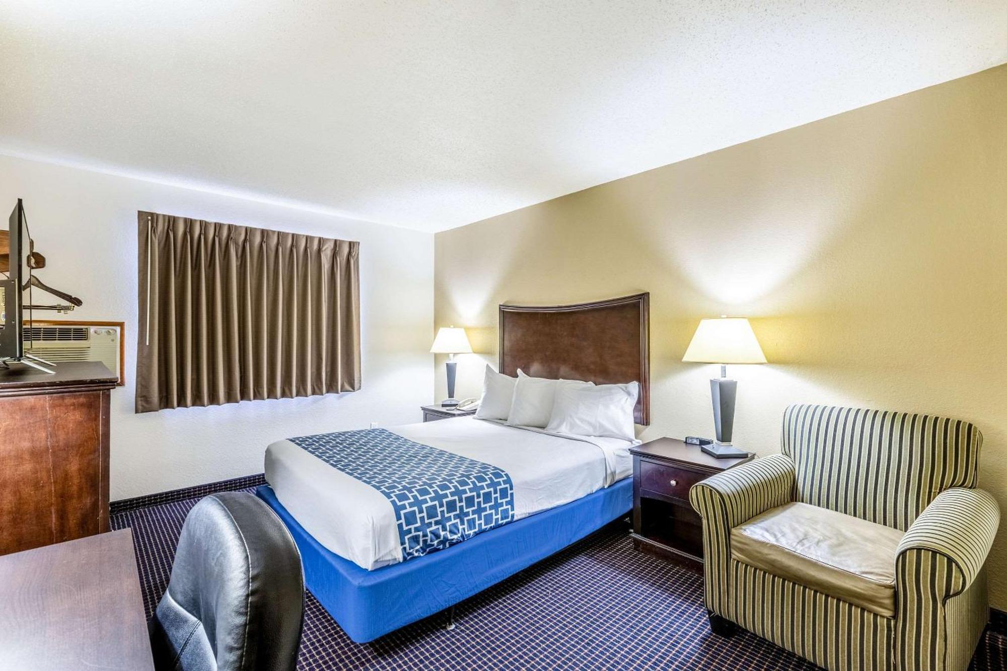 Econo Lodge Inn & Suites Auburn Экстерьер фото