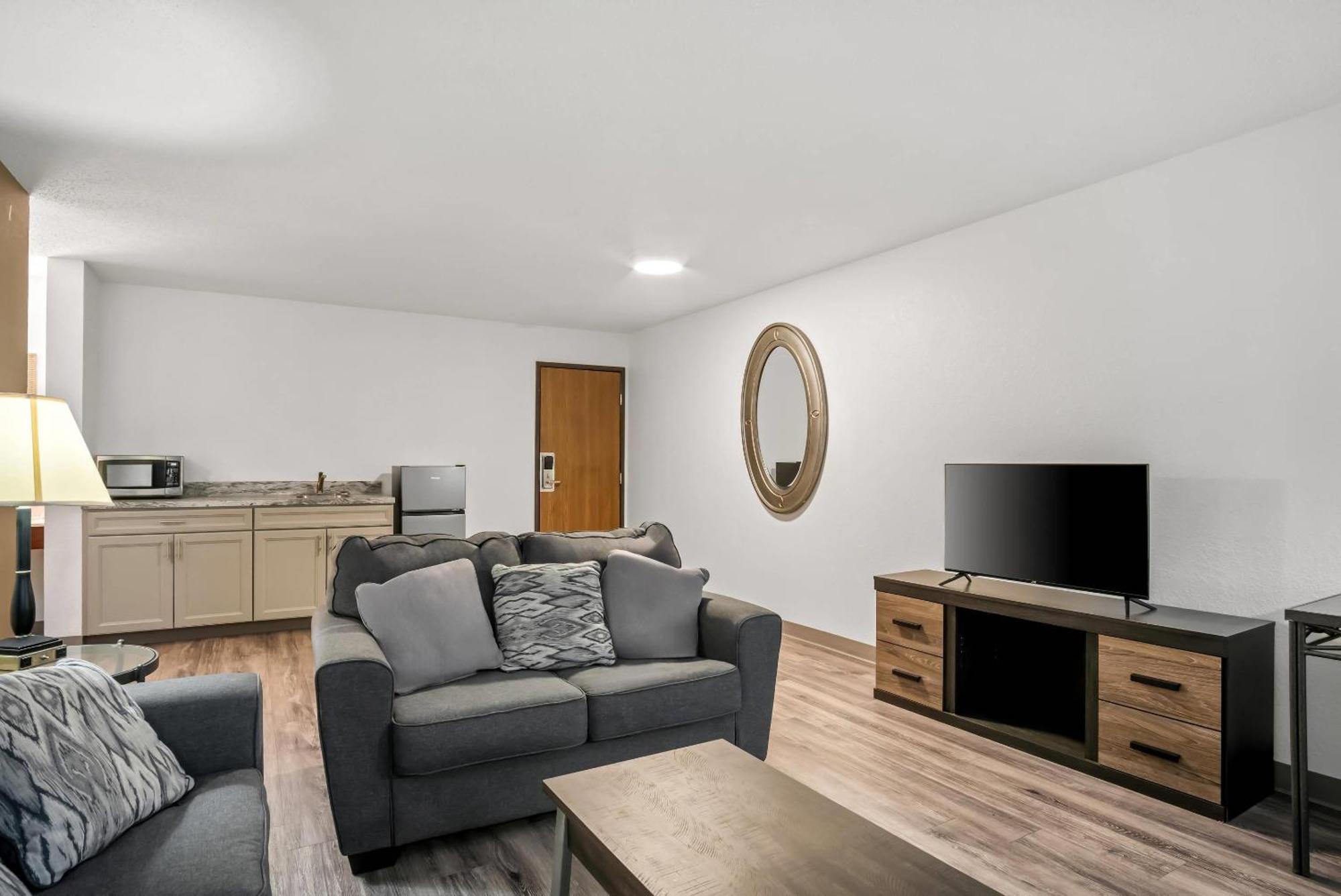 Econo Lodge Inn & Suites Auburn Экстерьер фото